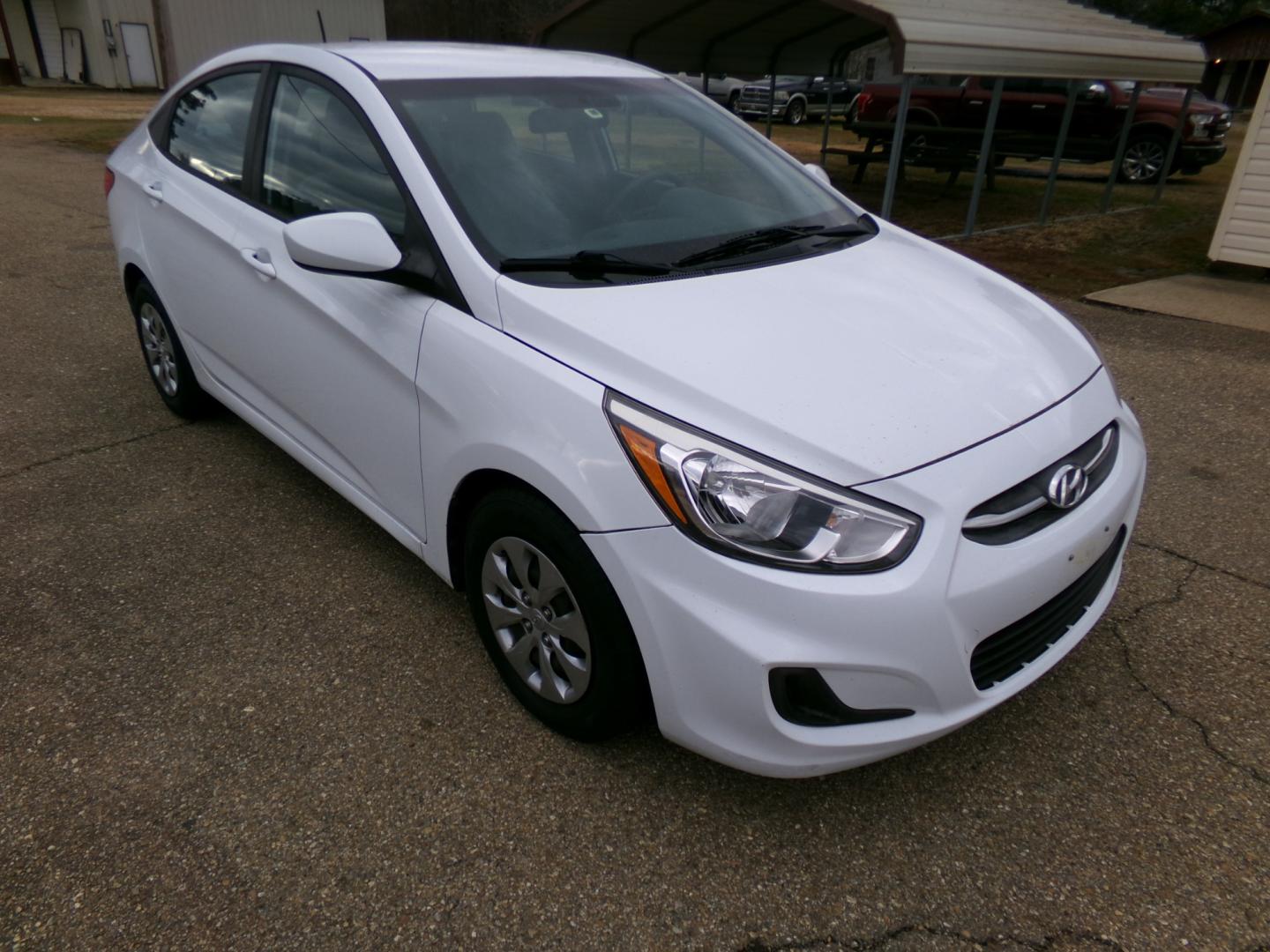 2017 White /Gray Hyundai Accent SE 4-Door 6M (KMHCT4AE8HU) with an 1.6L L4 DOHC 16V engine, 6-speed automatic transmission, located at 401 First NE, Bearden, AR, 71720, (870) 687-3414, 33.726528, -92.611519 - Photo#19